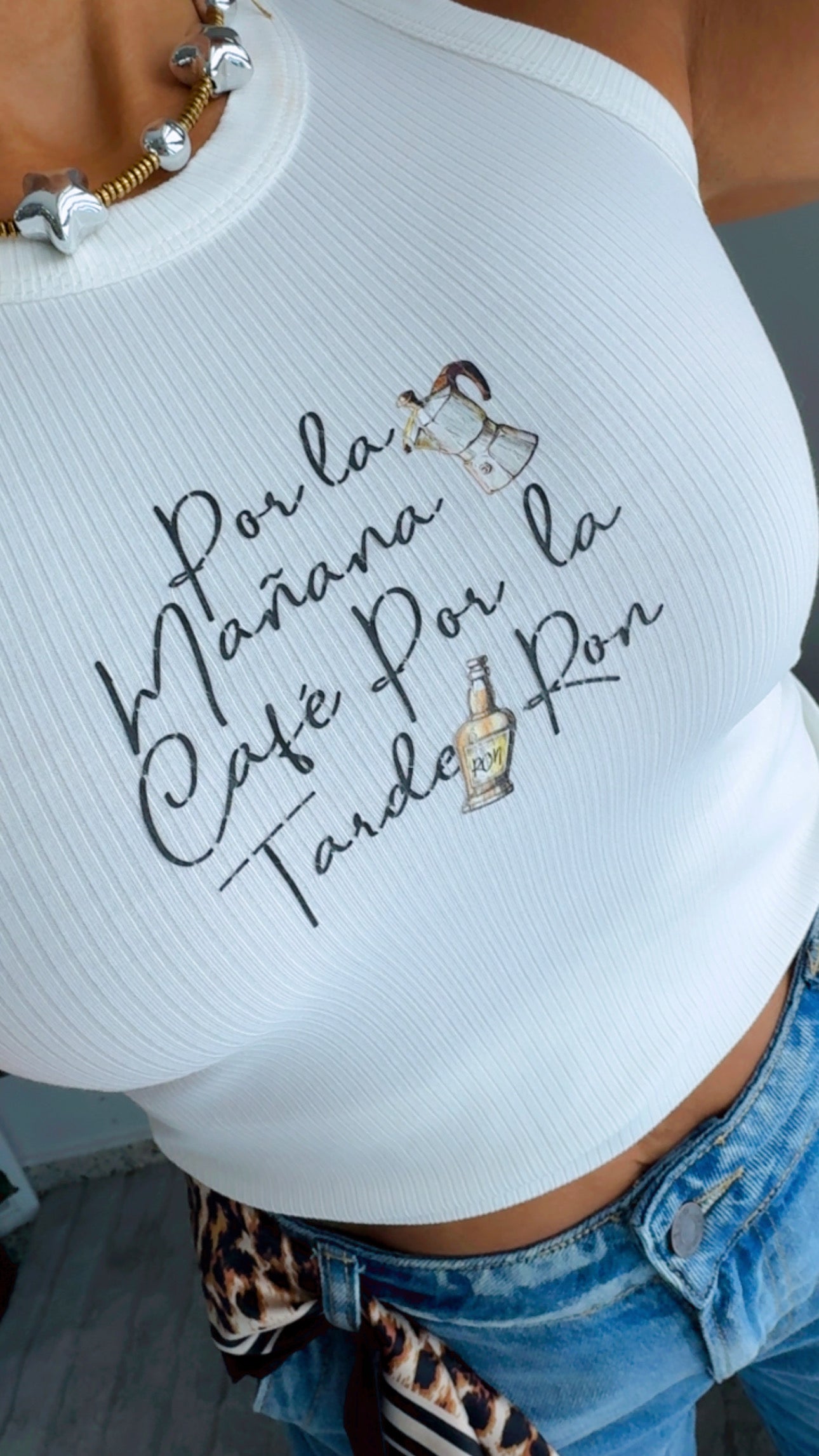 Por la mañana cafe por la tarde ron tank top. - White